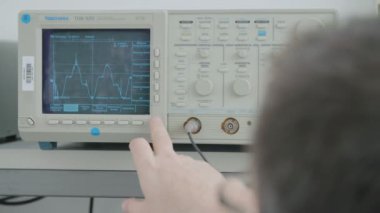 Elektrik mühendisi kapsamları ve aletleri ile çalışma