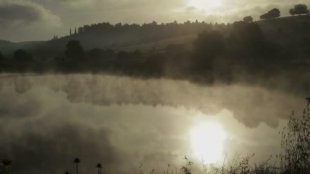 日の出中に霧の湖 — ストック動画