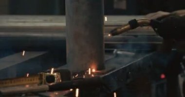 Kaynak bir atölyede metal parçalar Kaynak Kaynakçı