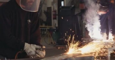 Metal bir meşale ile kesme ve işçi