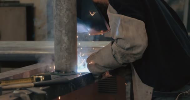Welder welding metal parts in a welding workshop — Stock Video