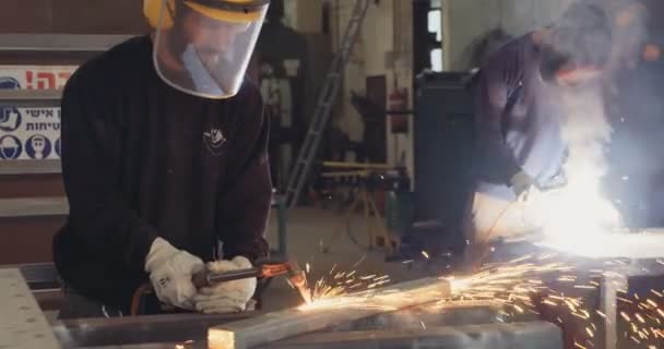 Arbeiter schweißen und schneiden Metall mit einem Brenner — Stockvideo