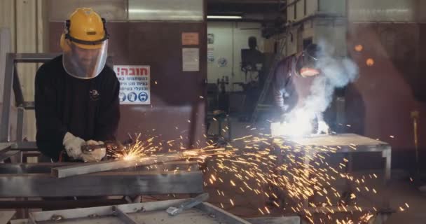 Trabajadores soldando y cortando metal con una antorcha — Vídeos de Stock