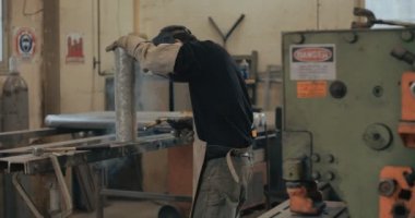 Kaynak bir atölyede metal parçalar Kaynak Kaynakçı