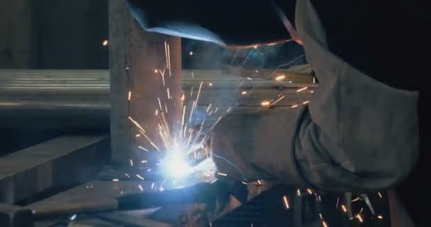 Welder welding metal parts in a welding workshop — Stock Video
