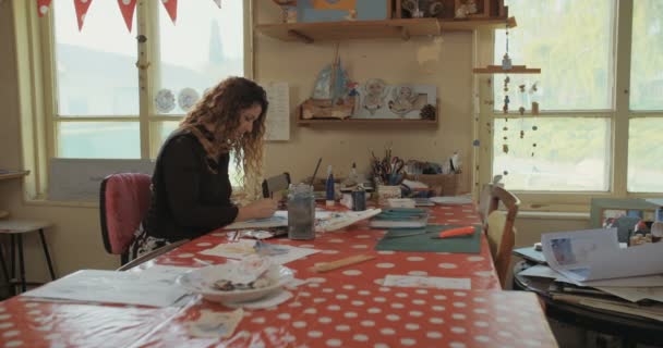 Peinture d'artiste avec aquarelles et crayons dans son atelier — Video