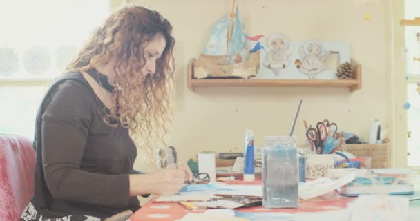 Schilderen met water kleuren en potloden in haar atelier kunstenaar — Stockvideo