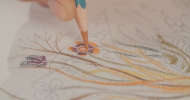 Bir sanatçının renkli kalemler ile çizim yakın çekim