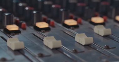 Ses mühendisi bir kayıt stüdyosu karıştırma konsol ile çalışma