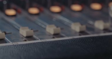 Ses mühendisi bir kayıt stüdyosu karıştırma konsol ile çalışma