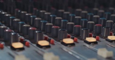 Ses mühendisi bir kayıt stüdyosu karıştırma konsol ile çalışma