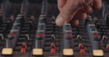 Ses mühendisi bir kayıt stüdyosu karıştırma konsol ile çalışma