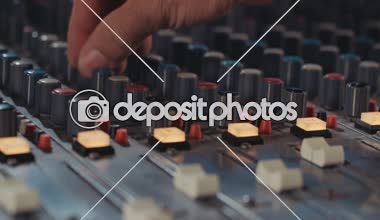 Ses mühendisi bir kayıt stüdyosu karıştırma konsol ile çalışma