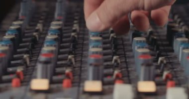 Ses mühendisi bir kayıt stüdyosu karıştırma konsol ile çalışma