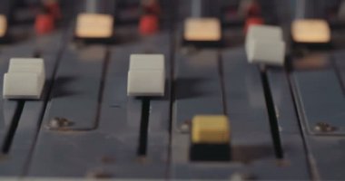 Ses mühendisi bir kayıt stüdyosu karıştırma konsol ile çalışma