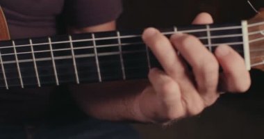 Müzisyen bir kayıt stüdyosunda akustik gitar çalmak