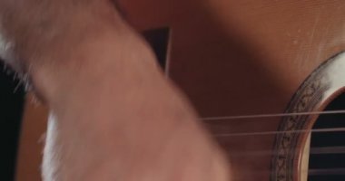 Müzisyen bir kayıt stüdyosunda akustik gitar çalmak