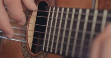 Müzisyen bir kayıt stüdyosunda akustik gitar çalmak