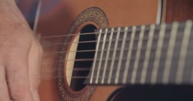 Müzisyen bir kayıt stüdyosunda akustik gitar çalmak