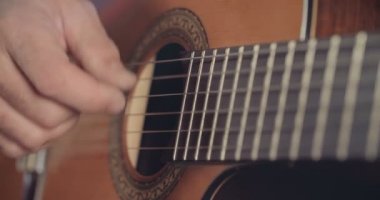 Müzisyen bir kayıt stüdyosunda akustik gitar çalmak