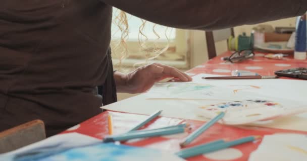 Pintura artística con acuarelas y lápices en su estudio — Vídeo de stock