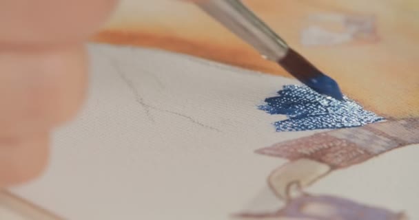 Nahaufnahme eines Künstlers, der mit Aquarellen malt — Stockvideo