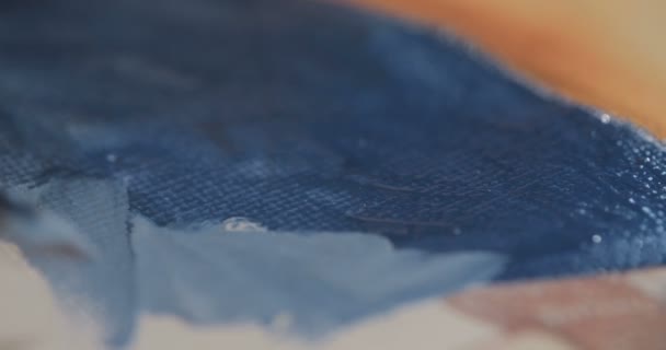 Close up van een kunstenaar die schilderen met water kleuren — Stockvideo