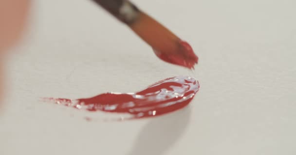Close up de uma pintura de artista com cores de água — Vídeo de Stock