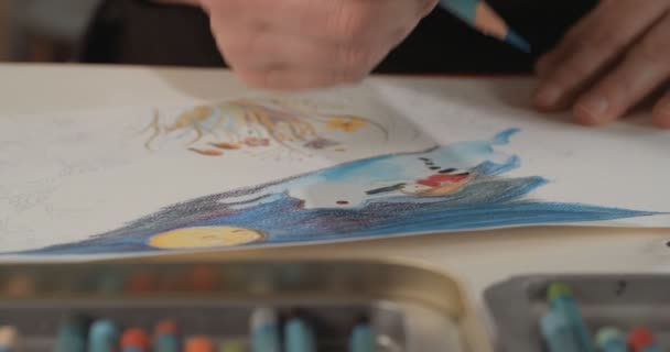 Закрыть рисунок художником цветными карандашами — стоковое видео