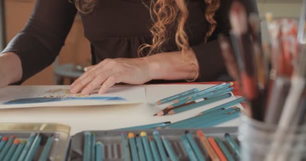 Закрыть рисунок художником цветными карандашами — стоковое видео