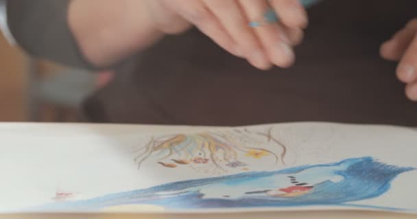 Primer plano de un artista dibujando con lápices de colores — Vídeos de Stock