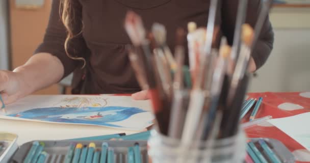 Artysta malarstwo akwarele i ołówki w pracowni — Wideo stockowe
