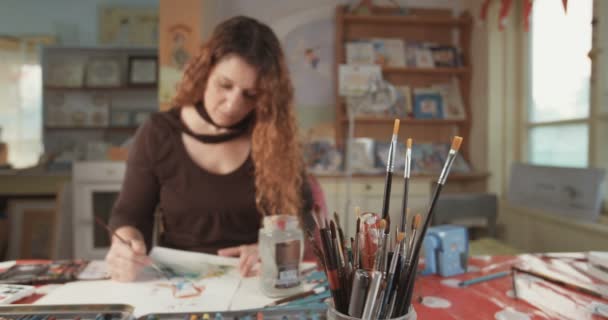 Peinture d'artiste avec aquarelles et crayons dans son atelier — Video