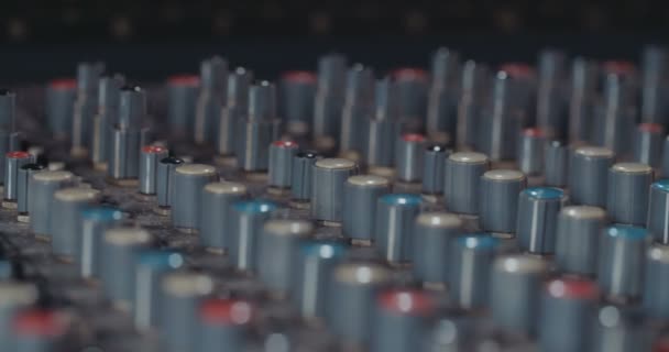 Звукорежиссёр, работающий с микшерной консолью в студии звукозаписи — стоковое видео