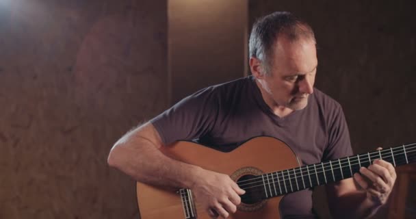 Μουσικός παίζοντας ακουστική κιθάρα σε ένα στούντιο ηχογραφήσεων — Αρχείο Βίντεο