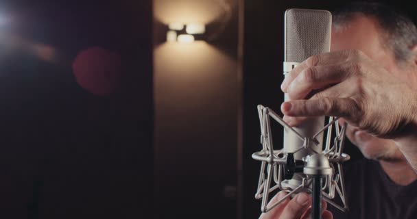 Ingeniero de sonido instalando un micrófono en un estudio de grabación — Vídeos de Stock