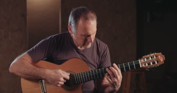 Músico tocando la guitarra acústica en un estudio de grabación — Vídeo de stock