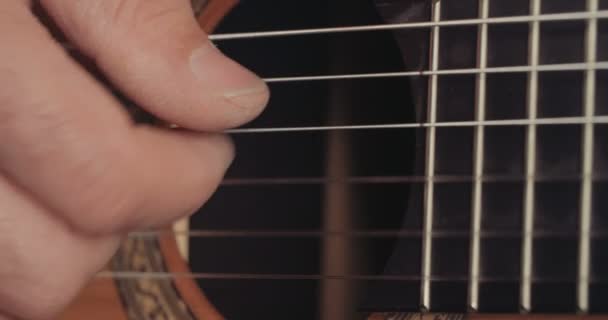 Musiker som spelar akustisk gitarr i en inspelningsstudio — Stockvideo