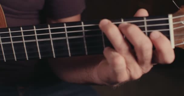 Musicista suonare la chitarra acustica in uno studio di registrazione — Video Stock