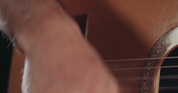 Musiker som spelar akustisk gitarr i en inspelningsstudio — Stockvideo