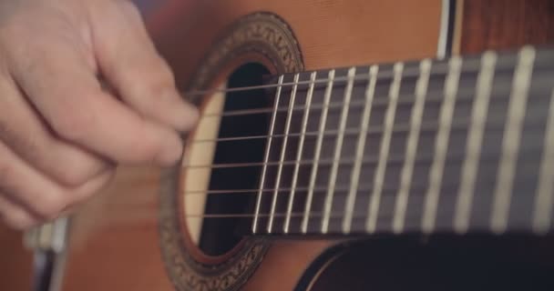 Músico tocando la guitarra acústica en un estudio de grabación — Vídeo de stock