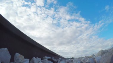 Altından geçen tren POV shot