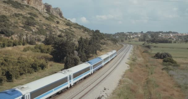 Comboio de passageiros que passa a alta velocidade — Vídeo de Stock