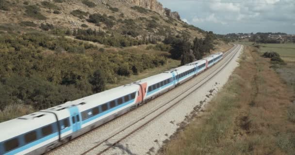 Personenzug fährt mit hoher Geschwindigkeit vorbei — Stockvideo