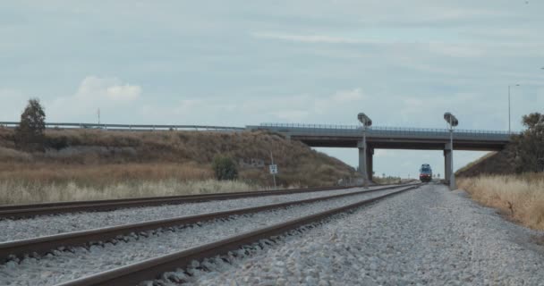 Пасажирський поїзд, що проходить на високій швидкості — стокове відео