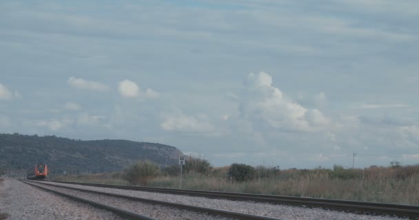 Personenzug fährt mit hoher Geschwindigkeit vorbei — Stockvideo