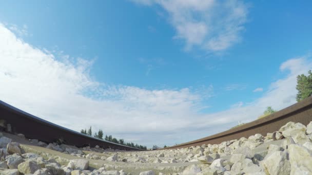 POV sparato da sotto un treno di passaggio — Video Stock