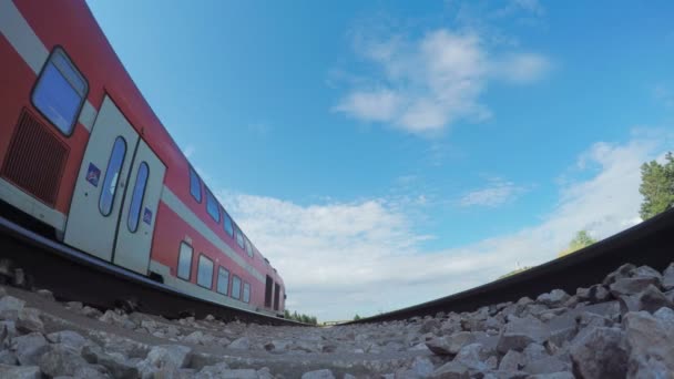 POV disparado desde debajo de un tren que pasa a alta velocidad — Vídeos de Stock