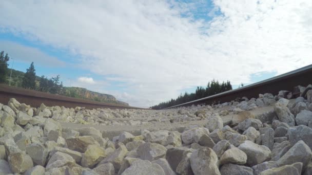 POV strzał spod dużą prędkością przejeżdżający pociąg — Wideo stockowe