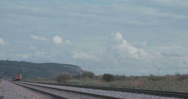 Tren que pasa de distanciarse — Vídeos de Stock